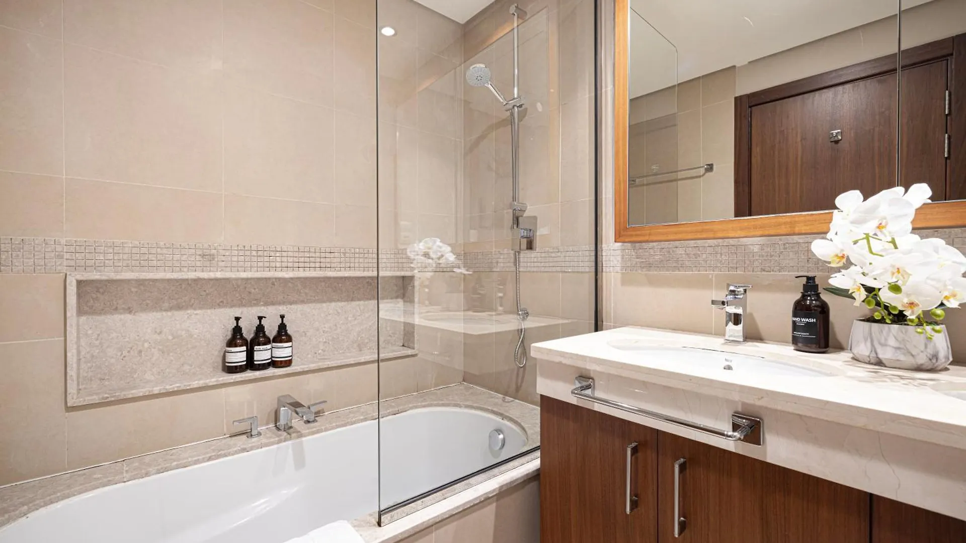 Brand-New 4Br Luxury Apartment With Burj Khalifa View And Direct Dubai Mall Access - Ps5 Included 0*,